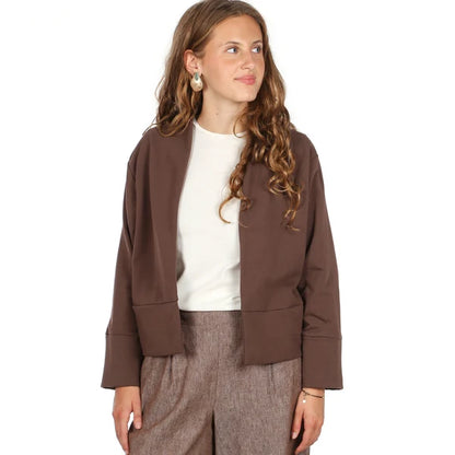 Cardigan FRAU TILDA, Papierschnitt für Damen in XS bis XXL, mit angeschnittenem Kragen, breiten Bündchen und offener Form ohne Verschluss.
