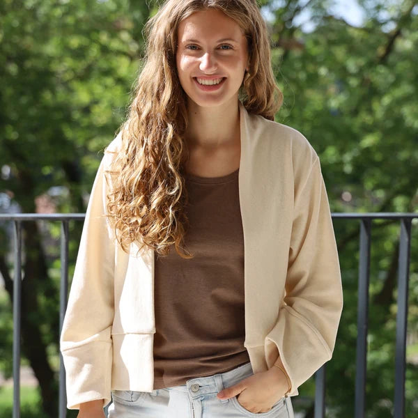 Cardigan FRAU TILDA, Papierschnitt für Damen in XS bis XXL, mit angeschnittenem Kragen, breiten Bündchen und offener Form ohne Verschluss.