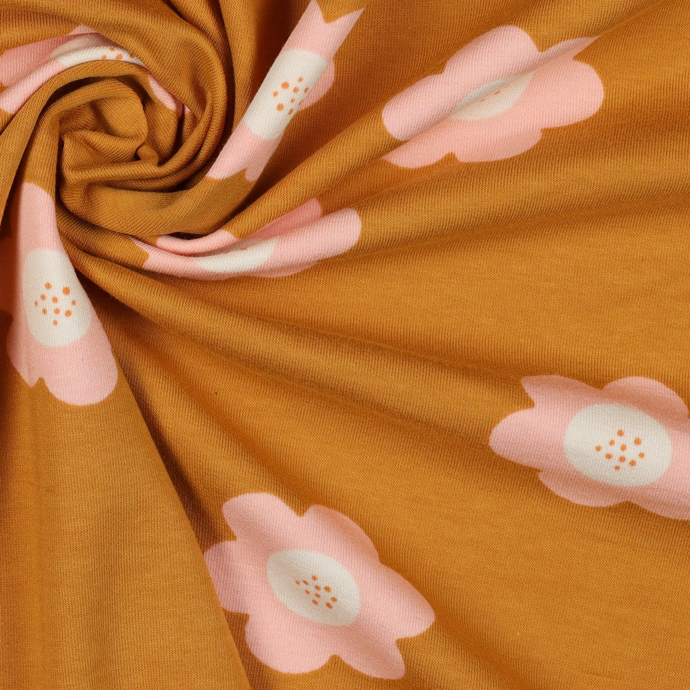 French Terry mit großen rosa Blüten auf senfgelbem oder salbeigrünem Hintergrund aus 95 % Baumwolle und 5 % Elasthan – ideal für Hoodies, Kinderkleidung und bequeme Freizeitmode.