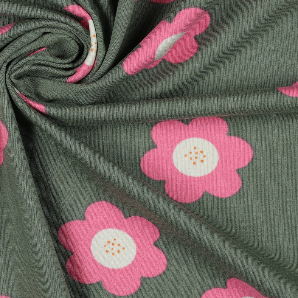 French Terry mit großen rosa Blüten auf senfgelbem oder salbeigrünem Hintergrund aus 95 % Baumwolle und 5 % Elasthan – ideal für Hoodies, Kinderkleidung und bequeme Freizeitmode.
