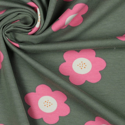 French Terry mit großen rosa Blüten auf senfgelbem oder salbeigrünem Hintergrund aus 95 % Baumwolle und 5 % Elasthan – ideal für Hoodies, Kinderkleidung und bequeme Freizeitmode.