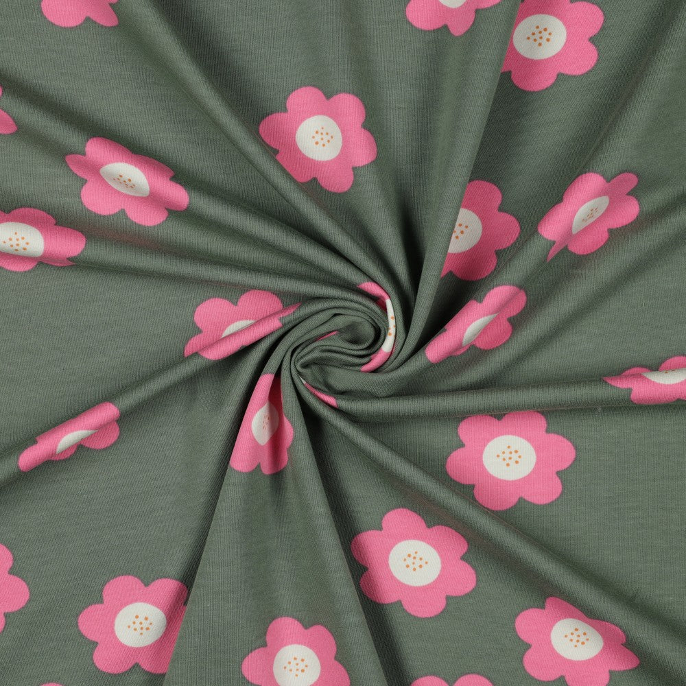 French Terry mit großen rosa Blüten auf senfgelbem oder salbeigrünem Hintergrund aus 95 % Baumwolle und 5 % Elasthan – ideal für Hoodies, Kinderkleidung und bequeme Freizeitmode.