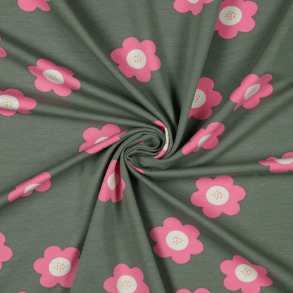 French Terry mit großen rosa Blüten auf senfgelbem oder salbeigrünem Hintergrund aus 95 % Baumwolle und 5 % Elasthan – ideal für Hoodies, Kinderkleidung und bequeme Freizeitmode.