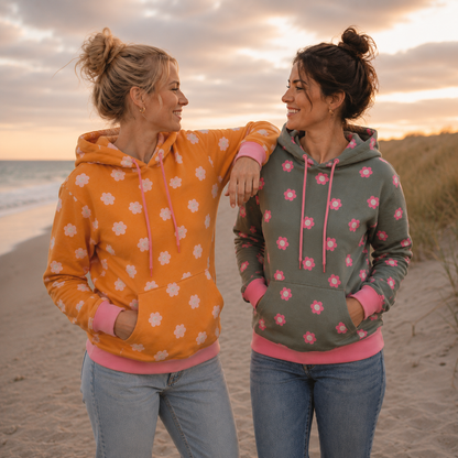 French Terry mit großen rosa Blüten auf senfgelbem oder salbeigrünem Hintergrund aus 95 % Baumwolle und 5 % Elasthan – ideal für Hoodies, Kinderkleidung und bequeme Freizeitmode.