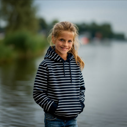 Klassischer French Terry mit feinen maritimen Streifen in Ecru-Schwarz oder Dunkelblau-Weiß aus 95 % Baumwolle und 5 % Elasthan – ideal für Hoodies, Kinderkleidung und zeitlose Freizeitmode.