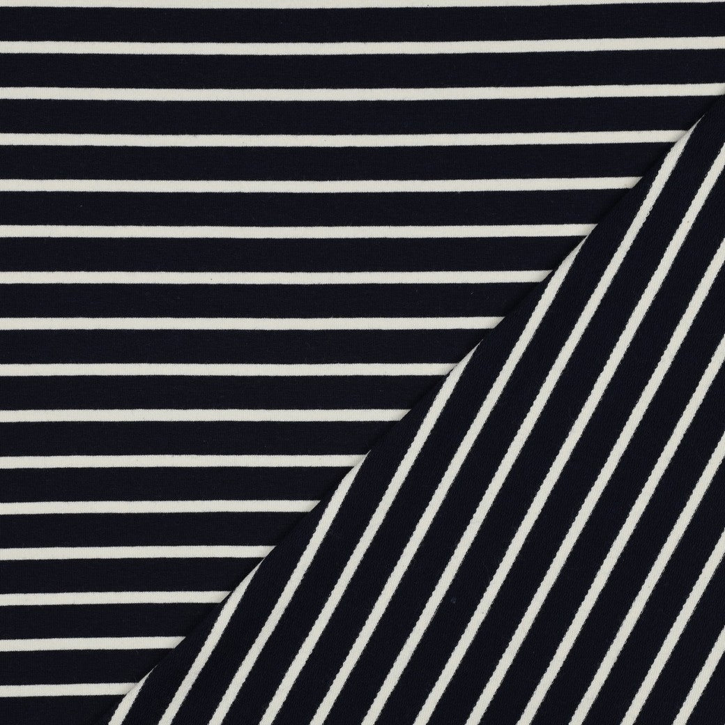 Klassischer French Terry mit feinen maritimen Streifen in Ecru-Schwarz oder Dunkelblau-Weiß aus 95 % Baumwolle und 5 % Elasthan – ideal für Hoodies, Kinderkleidung und zeitlose Freizeitmode.