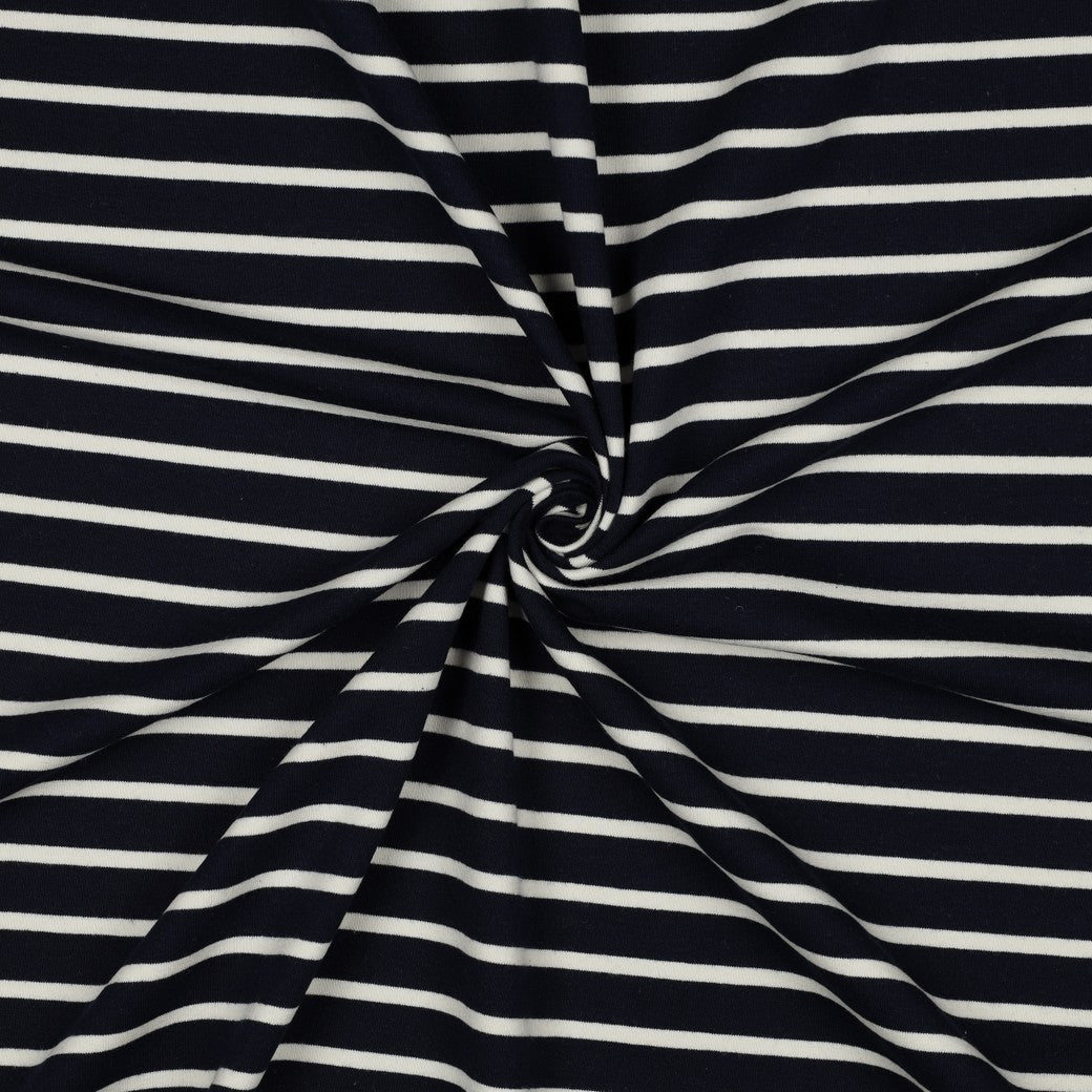 Klassischer French Terry mit feinen maritimen Streifen in Ecru-Schwarz oder Dunkelblau-Weiß aus 95 % Baumwolle und 5 % Elasthan – ideal für Hoodies, Kinderkleidung und zeitlose Freizeitmode.