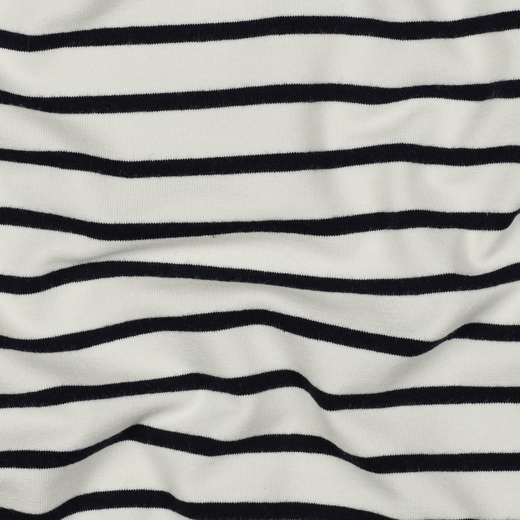 Klassischer French Terry mit feinen maritimen Streifen in Ecru-Schwarz oder Dunkelblau-Weiß aus 95 % Baumwolle und 5 % Elasthan – ideal für Hoodies, Kinderkleidung und zeitlose Freizeitmode.