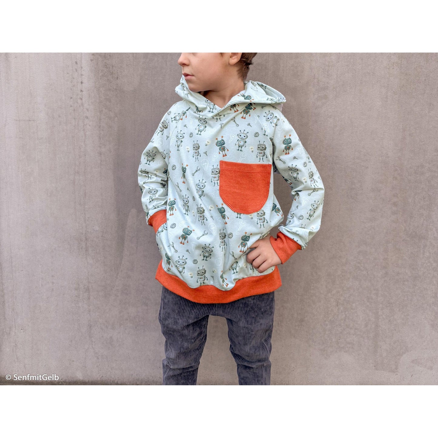 Hellblauer Baumwolljersey mit niedlichen Robotern, Werkzeugen und Technik-Motiven – Design „Hello Robot“ von Mrs. Mint Design für Swafing