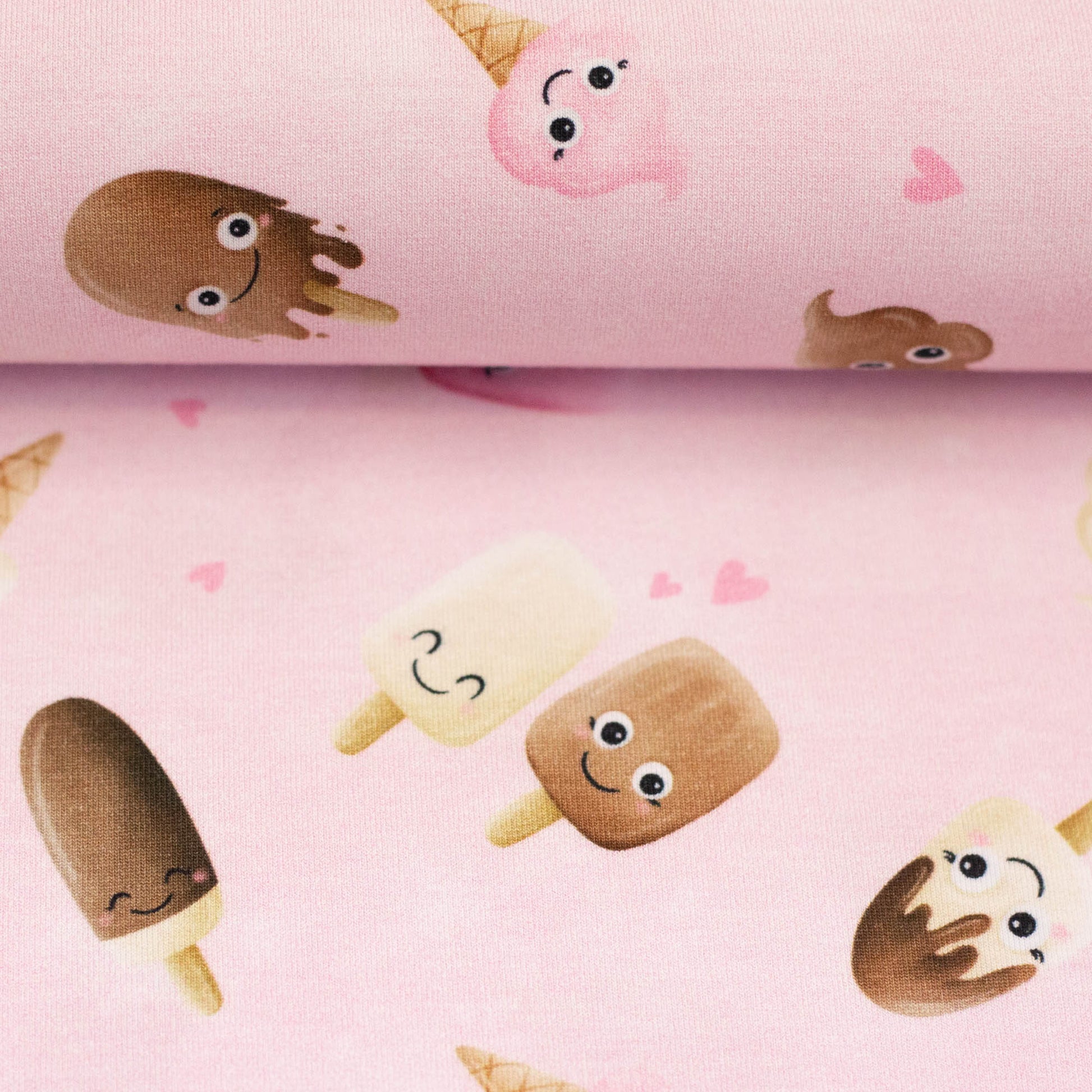 Rosa Baumwolljersey mit niedlichen Eis-Motiven und kleinen Herzen – Design „Too Cute to Melt“ von Mrs. Mint Design für Swafing.
