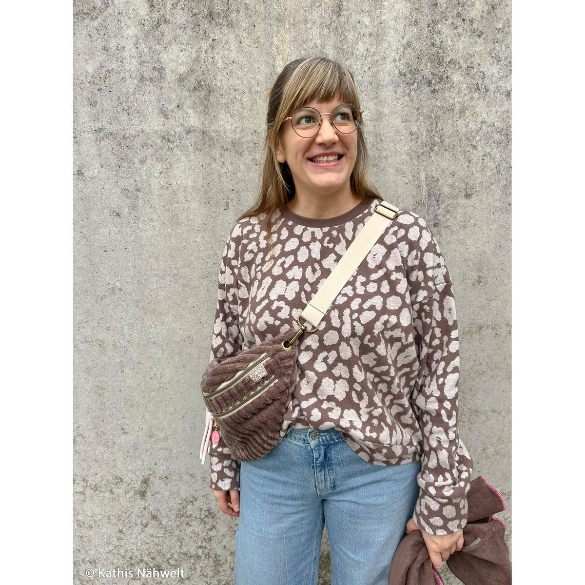 Swafing Strickstoff Emily aus Baumwolle mit modernem Leomuster für Pullover, Cardigans und Kleider