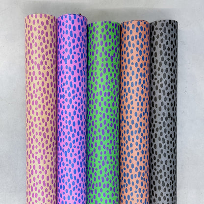 Kunstleder „Brush & Wild Dots“ by Cherry Picking mit modernem handgemaltem Tupfendesign in verschiedenen Farbvarianten – perfekt für Taschen, Accessoires und Wohnprojekte.