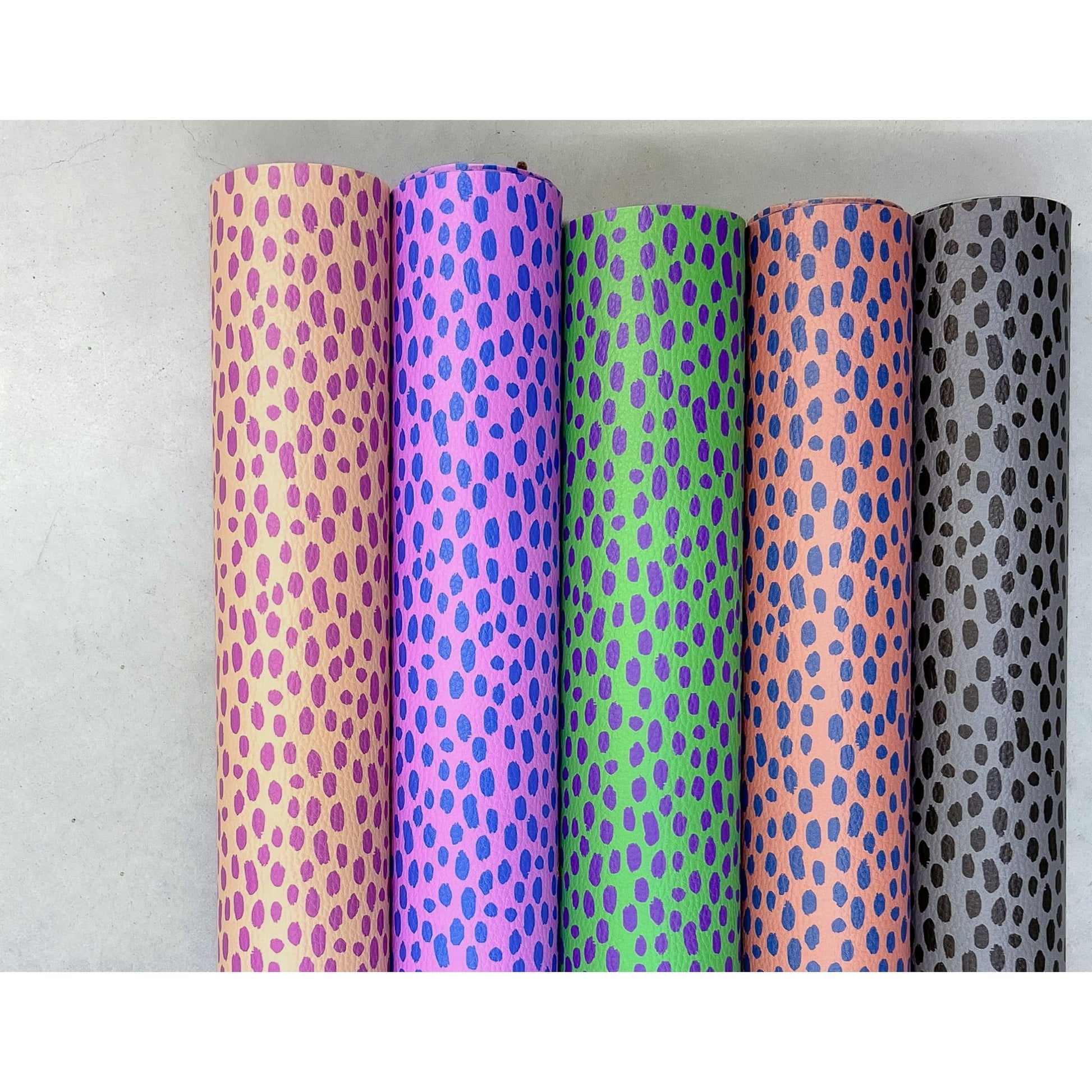 Kunstleder „Brush & Wild Dots“ by Cherry Picking mit modernem handgemaltem Tupfendesign in verschiedenen Farbvarianten – perfekt für Taschen, Accessoires und Wohnprojekte.