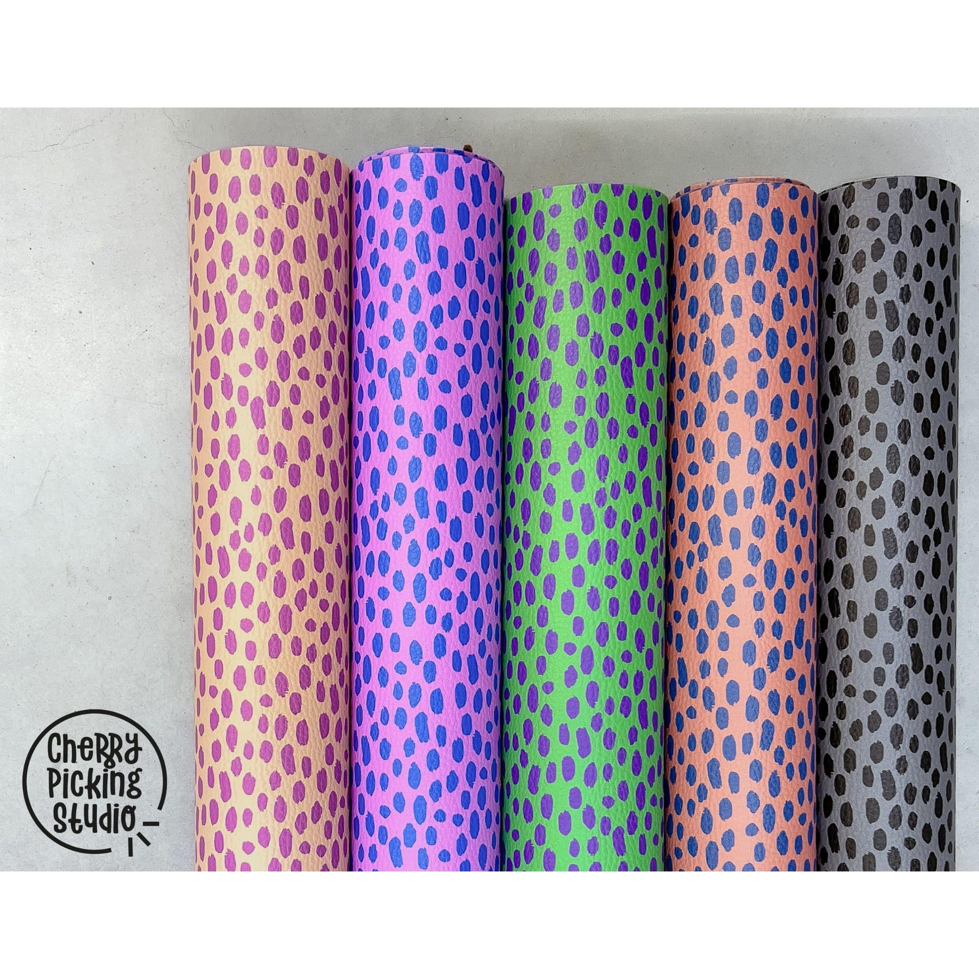 Kunstleder „Brush & Wild Dots“ by Cherry Picking mit modernem handgemaltem Tupfendesign in verschiedenen Farbvarianten – perfekt für Taschen, Accessoires und Wohnprojekte.