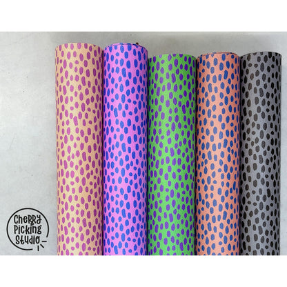 Kunstleder „Brush & Wild Dots“ by Cherry Picking mit modernem handgemaltem Tupfendesign in verschiedenen Farbvarianten – perfekt für Taschen, Accessoires und Wohnprojekte.
