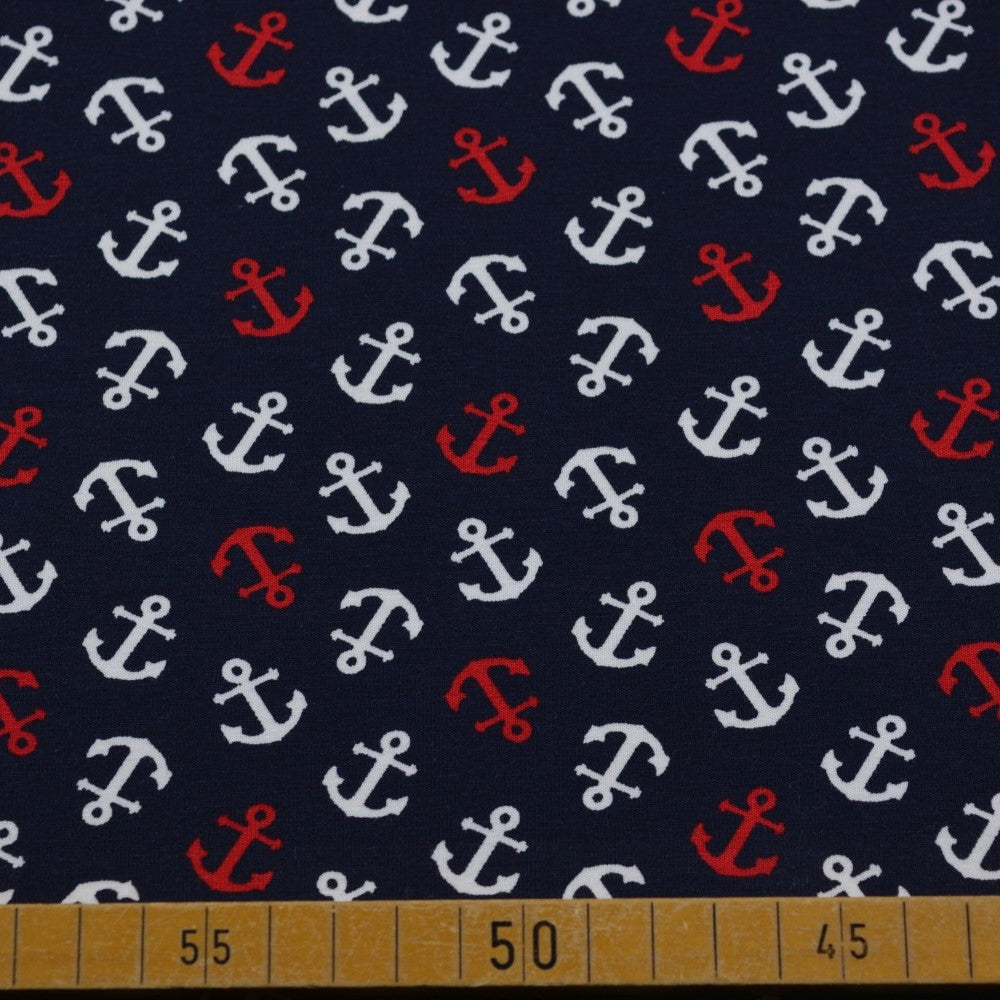Dunkelblauer Baumwolljersey mit roten und weißen Ankern im maritimen Design.