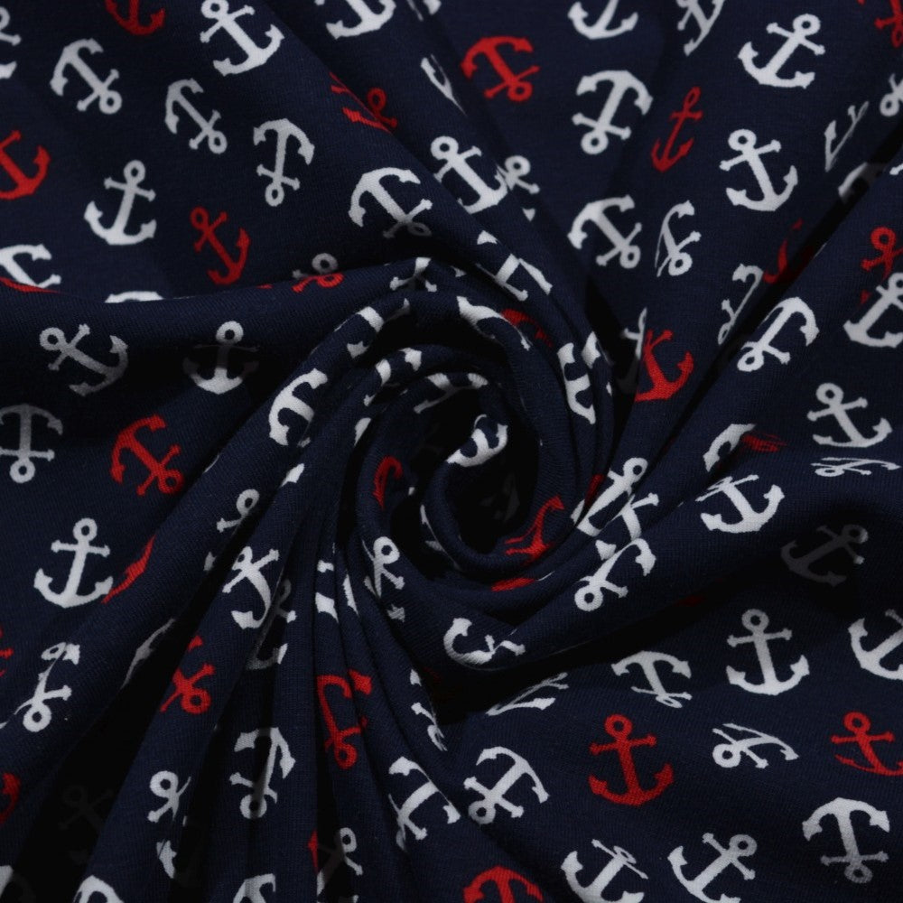 Dunkelblauer Baumwolljersey mit roten und weißen Ankern im maritimen Design.