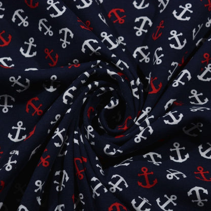 Dunkelblauer Baumwolljersey mit roten und weißen Ankern im maritimen Design.