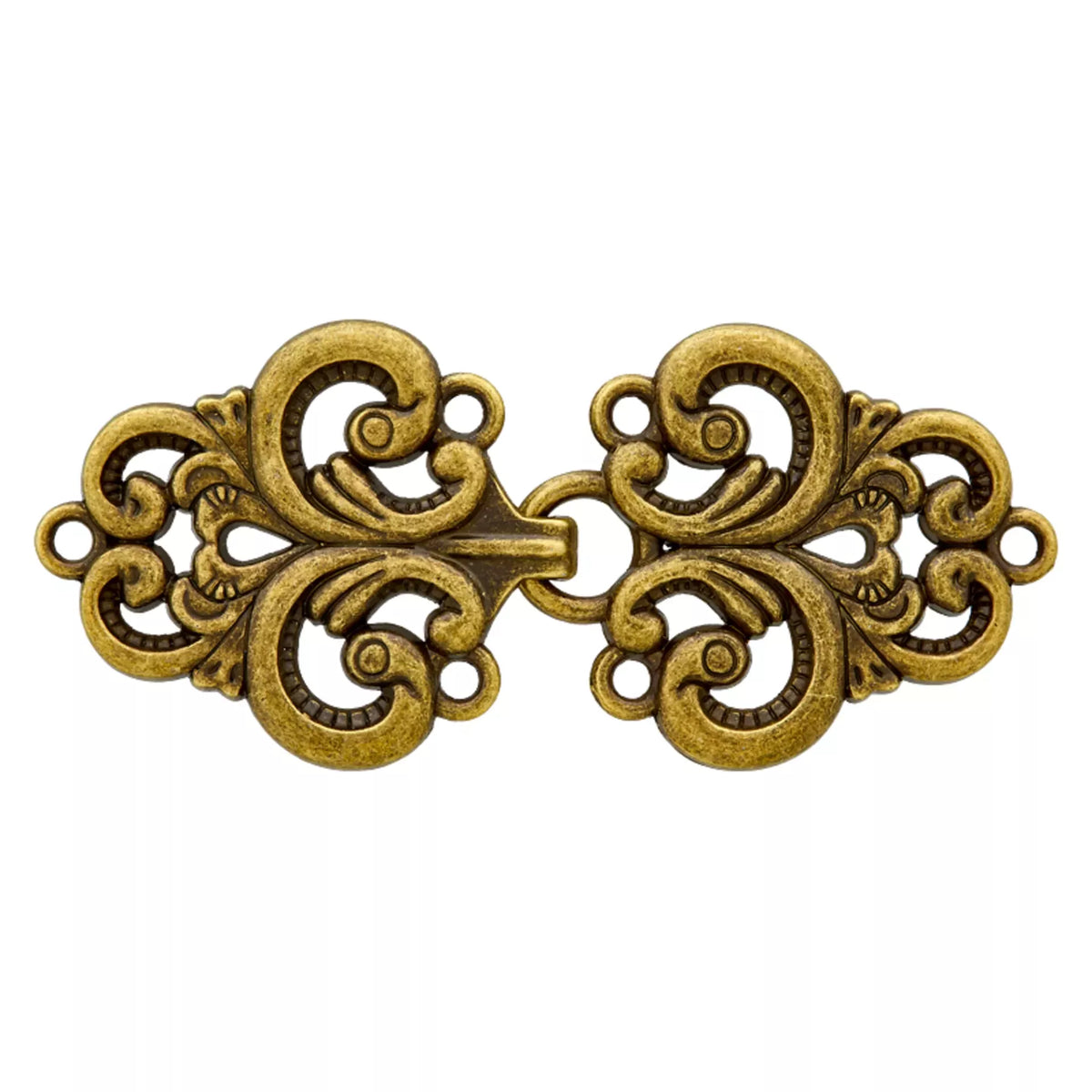 Zweiteiliger Metallverschluss in Altmessing mit geschwungenen Ornamenten, mittigem Haken und seitlichen Annähösen auf weißem Hintergrund.