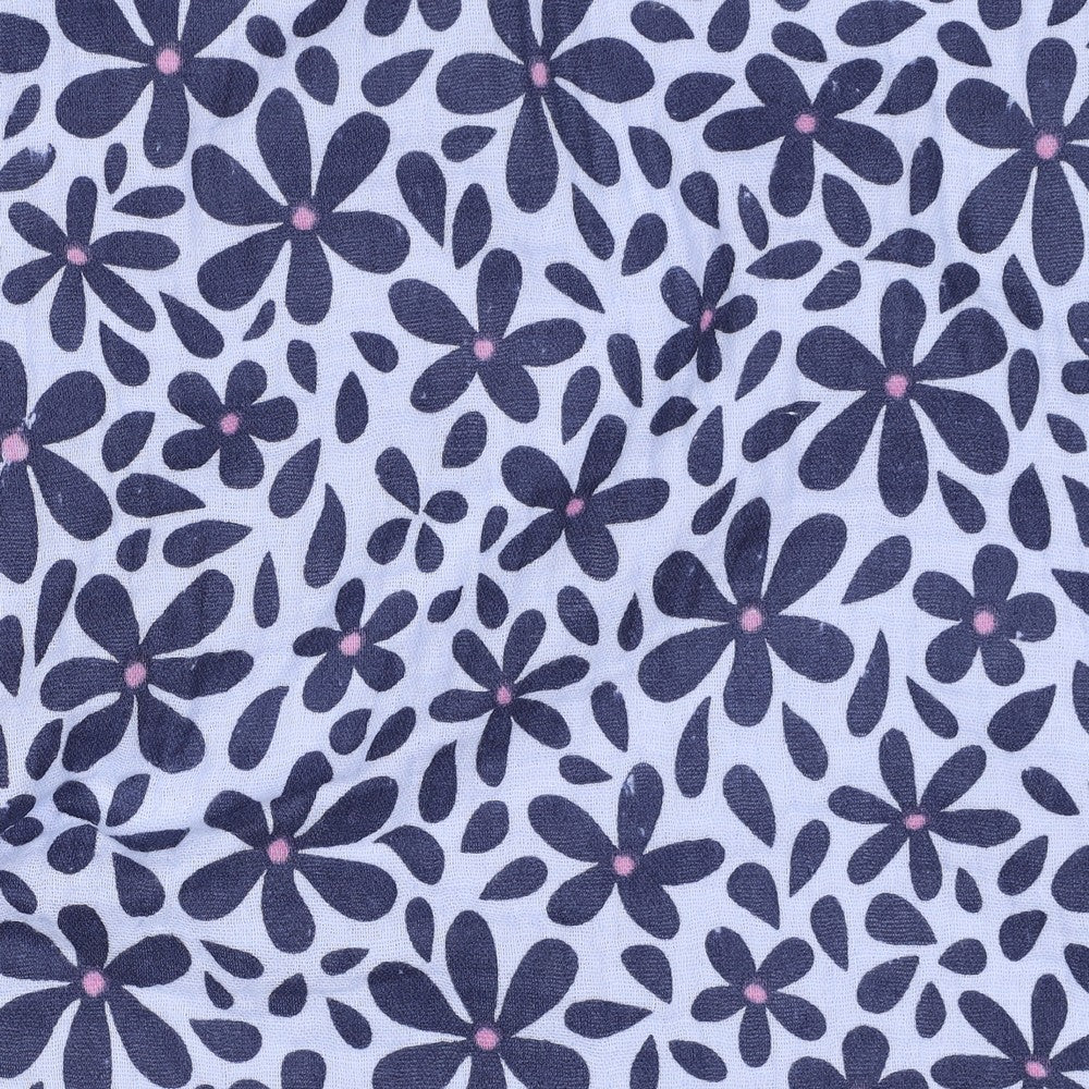 Hellblauer Musselin mit dunkelblauem Blumenmuster aus 100 % Baumwolle für sommerliche Nähprojekte.
