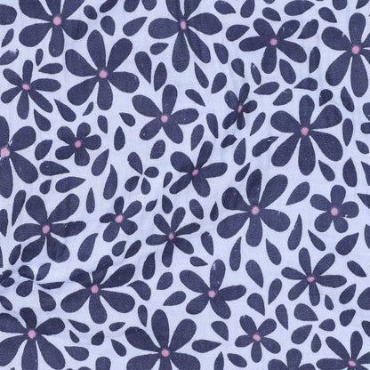 Hellblauer Musselin mit dunkelblauem Blumenmuster aus 100 % Baumwolle für sommerliche Nähprojekte.