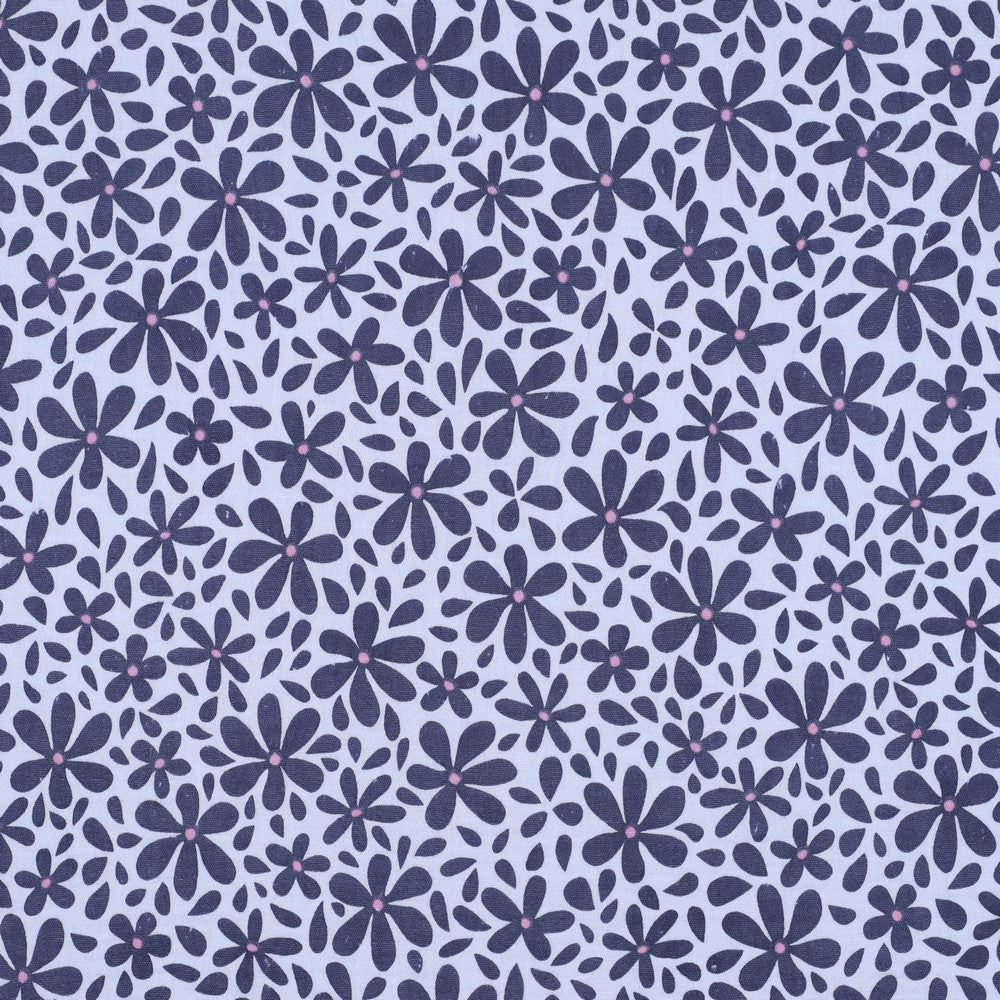 Hellblauer Musselin mit dunkelblauem Blumenmuster aus 100 % Baumwolle für sommerliche Nähprojekte.