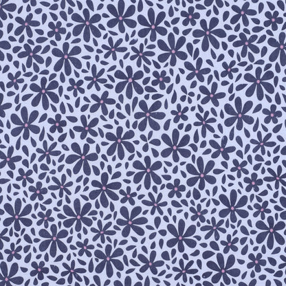 Hellblauer Musselin mit dunkelblauem Blumenmuster aus 100 % Baumwolle für sommerliche Nähprojekte.