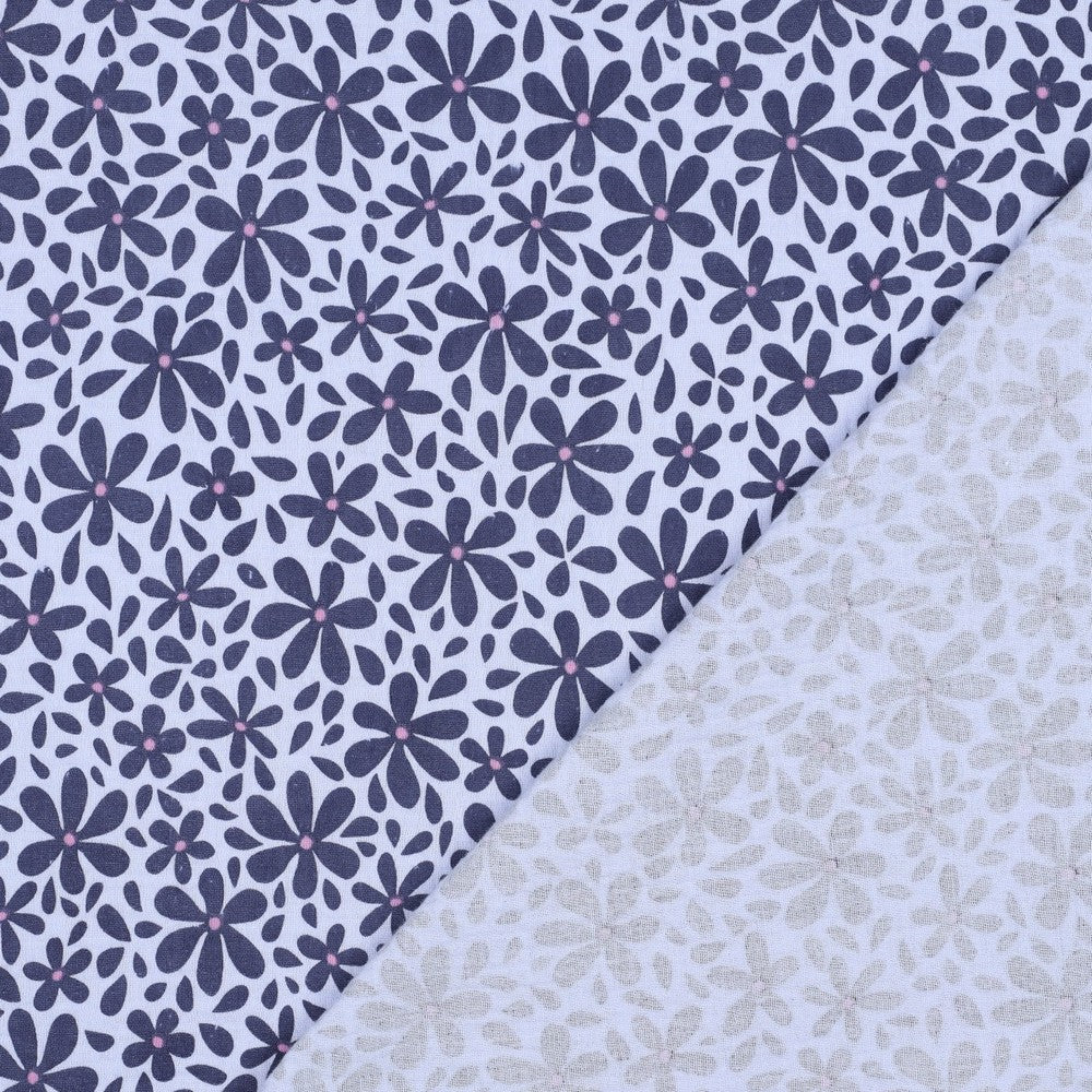 Hellblauer Musselin mit dunkelblauem Blumenmuster aus 100 % Baumwolle für sommerliche Nähprojekte.