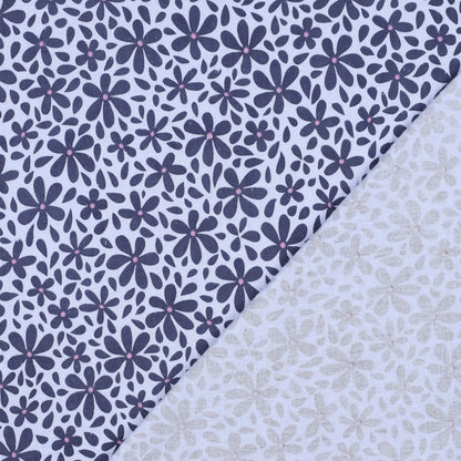 Hellblauer Musselin mit dunkelblauem Blumenmuster aus 100 % Baumwolle für sommerliche Nähprojekte.