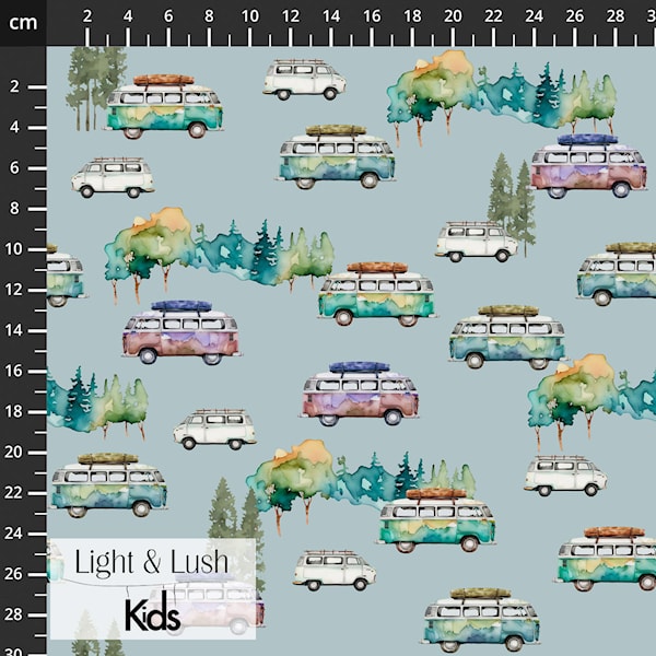Baumwollpopeline Busse von Light & Lush Kids mit Campingbussen und Waldmotiven auf graublauem Grund