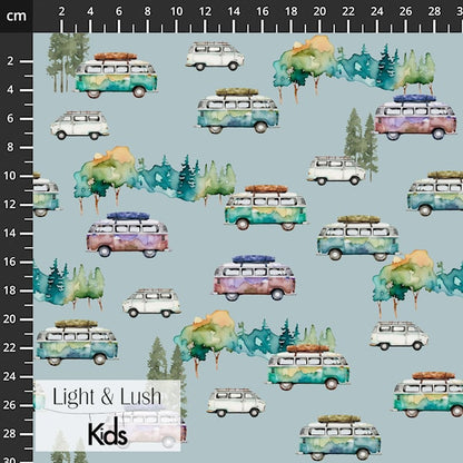 Baumwollpopeline Busse von Light & Lush Kids mit Campingbussen und Waldmotiven auf graublauem Grund