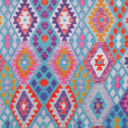 Leichte Radiance-Viskose mit farbenfrohem Boho-Aztec-Muster in Türkis, Flieder, Pink und Koralle – ideal für sommerliche Kleidung.