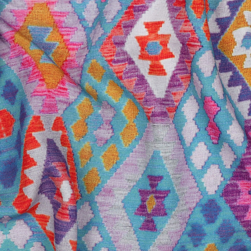 Leichte Radiance-Viskose mit farbenfrohem Boho-Aztec-Muster in Türkis, Flieder, Pink und Koralle – ideal für sommerliche Kleidung.