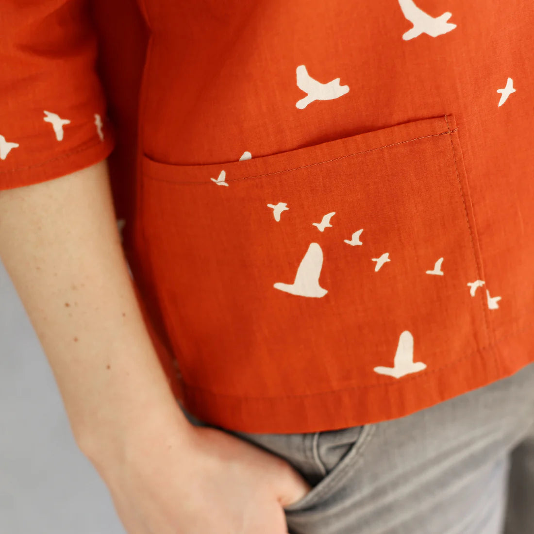 FRAU AIKO kurze Bluse mit Taschen / Papierschnitt