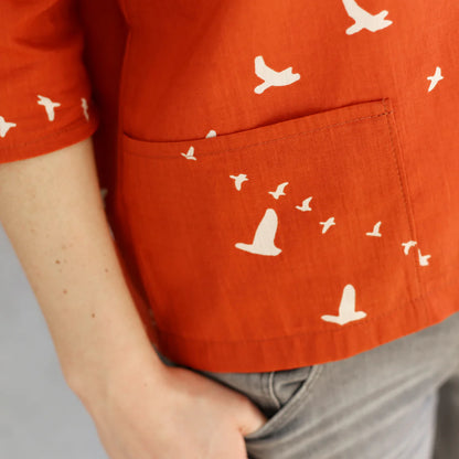 FRAU AIKO kurze Bluse mit Taschen / Papierschnitt