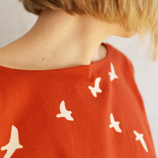 FRAU AIKO kurze Bluse mit Taschen / Papierschnitt