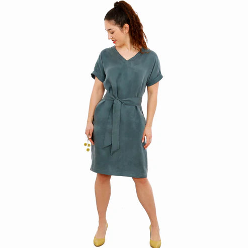 FRAU VIKKI • lockeres Kleid mit V-Ausschnitt, PAPIERSCHNITT