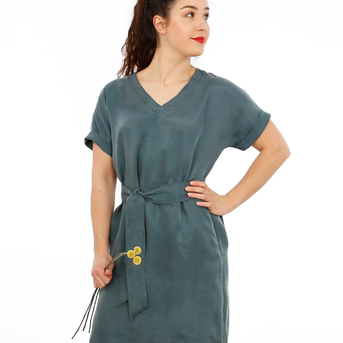 FRAU VIKKI • lockeres Kleid mit V-Ausschnitt, PAPIERSCHNITT