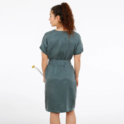 FRAU VIKKI • lockeres Kleid mit V-Ausschnitt, PAPIERSCHNITT