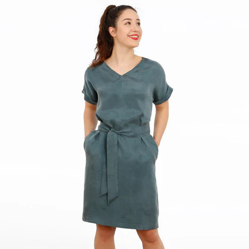 FRAU VIKKI • lockeres Kleid mit V-Ausschnitt, PAPIERSCHNITT