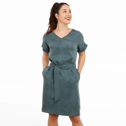 FRAU VIKKI • lockeres Kleid mit V-Ausschnitt, PAPIERSCHNITT