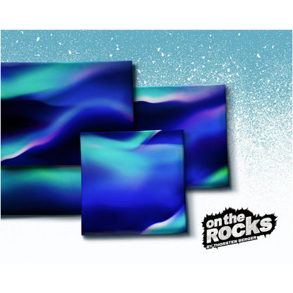 Blauer Swafing Softsweat On The Rocks by Thorsten Berger mit abstraktem Polarlicht-Muster in Blau, Türkis, Grün und Violett