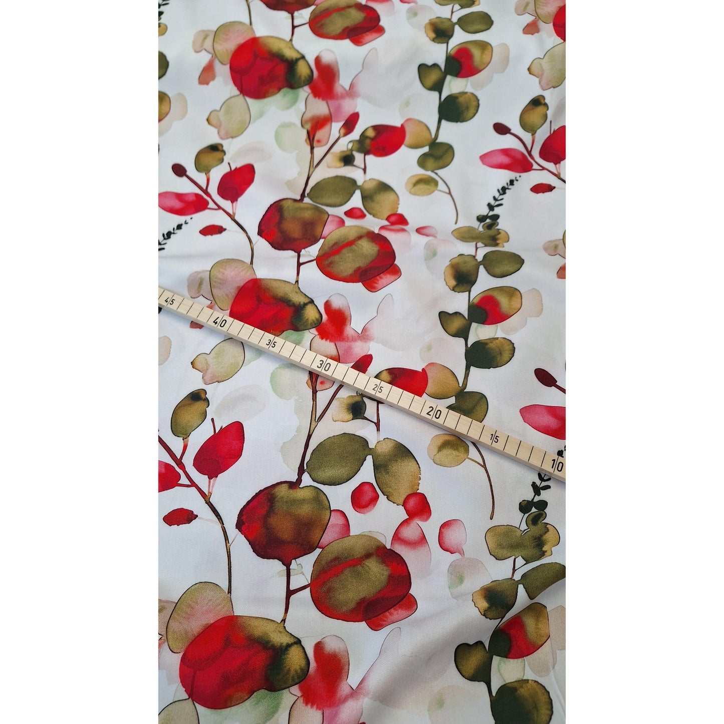 Floraler Viskosestoff Blütenpoesie von light&lush mit roten Blüten 140 cm breit 100% Viskose 🌸