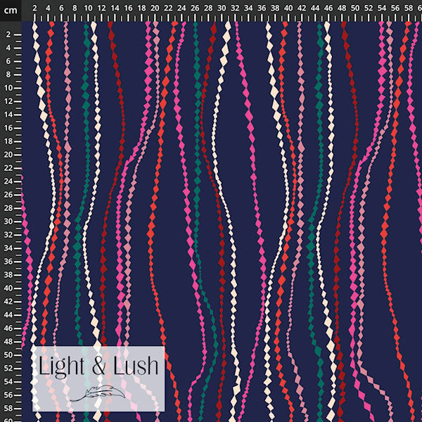Light & Lush Viskosestoff mit gewellten Streifen in Pink, Rot, Grün und Creme auf dunkelblauem Grund