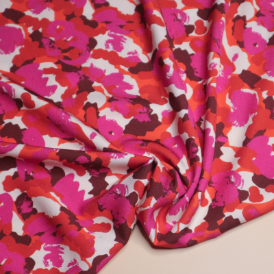Detailaufnahme eines weichen Viskose Twill Stoffes mit lebendigem Blumenmuster in Pink und Rot von mind the MAKERn