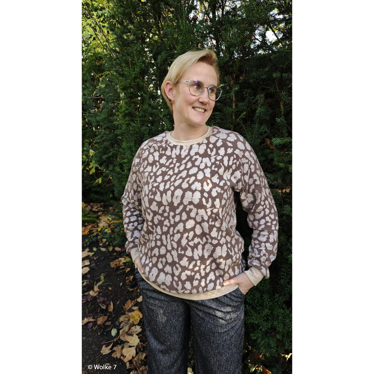 Swafing Strickstoff Emily aus Baumwolle mit modernem Leomuster für Pullover, Cardigans und Kleider