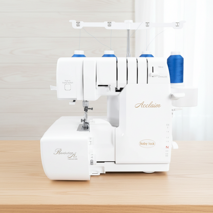Acclaim -Overlock mit Lufteinfädelung der Greifer  & Nadeln, automatischer Fadenspannung und kreativem Wavestich