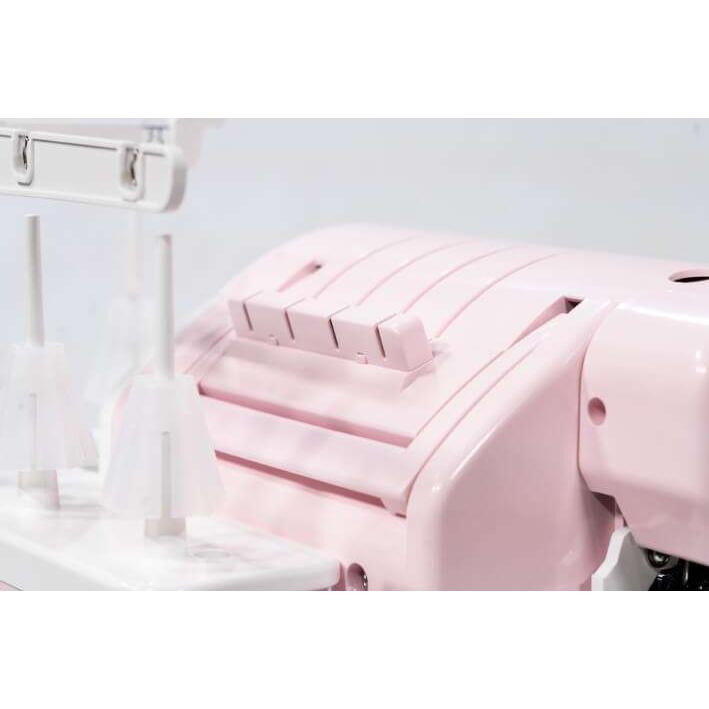 Überall an der Babylock enlighten blosson finden sich Teile in der Farbe rosa, das macht sie zu einer Besonderheit.