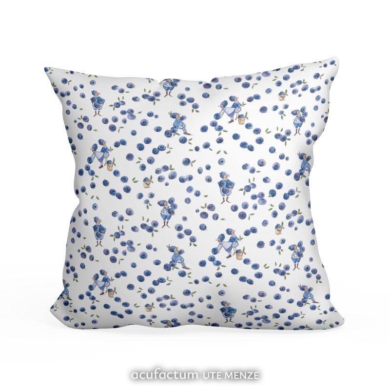 Baumwollstoff mit Blaubeeren und Wichteln in blau auf hellem Hintergrund für Kinderkleidung und Deko