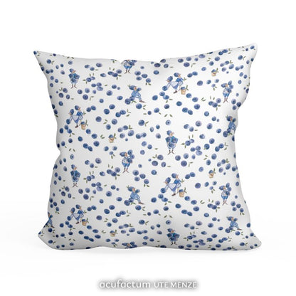 Baumwollstoff mit Blaubeeren und Wichteln in blau auf hellem Hintergrund für Kinderkleidung und Deko